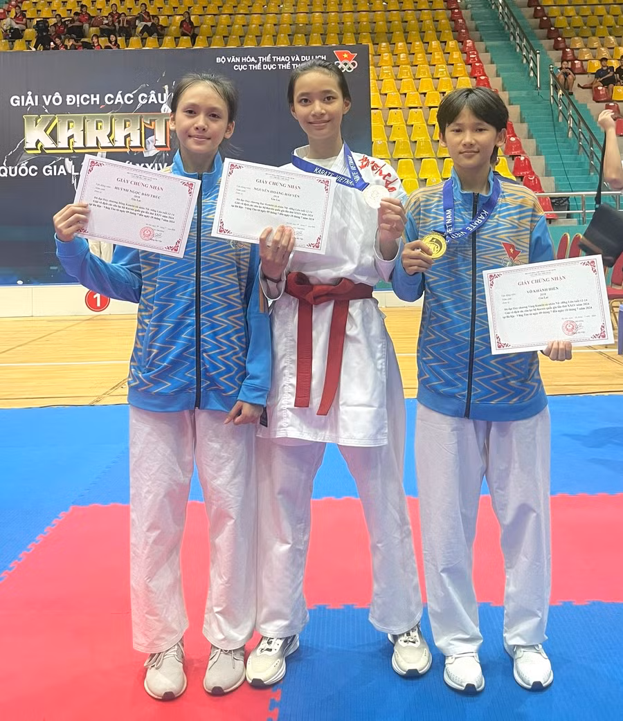 VĐV Võ Khánh Hiền (bìa phải) giành huy chương vàng ở lứa tuổi 12-14. Ảnh: Công Tuấn