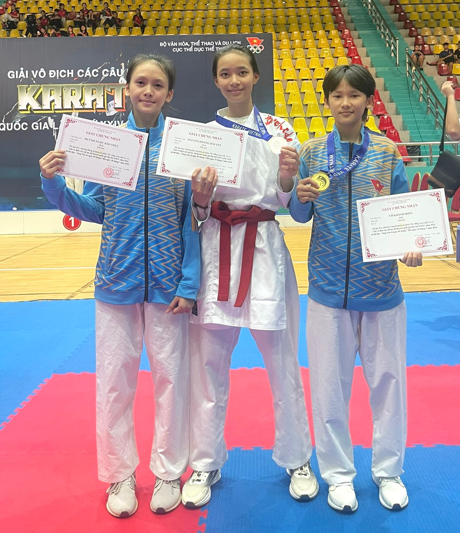 VĐV Võ Khánh Hiền (bìa phải) giành huy chương vàng ở lứa tuổi 12-14. Ảnh: Công Tuấn VĐV Võ Khánh Hiền (bìa phải) giành huy chương vàng ở lứa tuổi 12-14. Ảnh: Công Tuấn