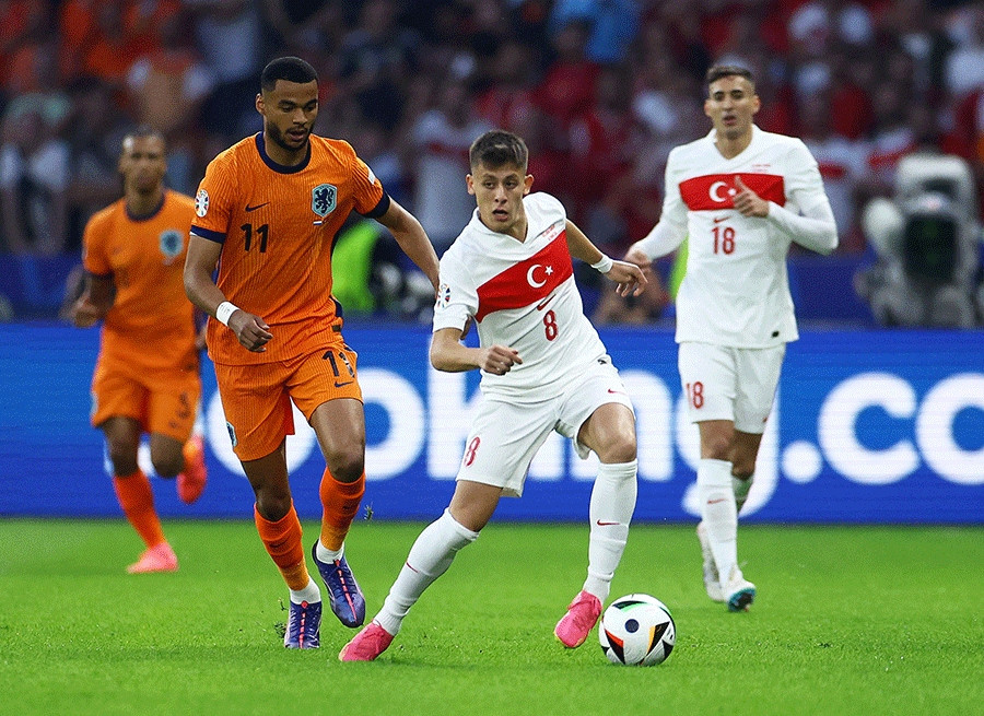 Ada Guler (phải) đã chơi rất hay giúp Thổ Nhĩ Kỳ có một thế trận nhỉnh hơn. Ảnh: UEFA