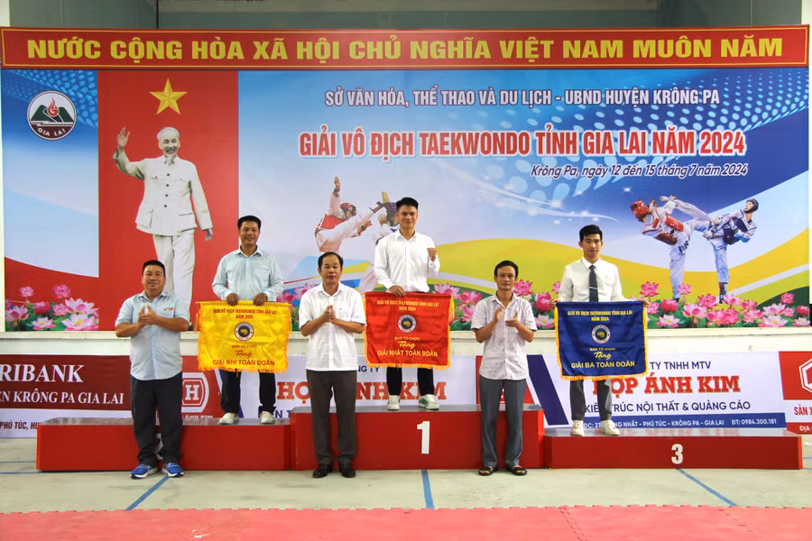 Ban tổ chức trao giải cho các CLB giành thứ hạng cao nhất bảng xếp hạng toàn đoàn. Ảnh: Quang Ngọc