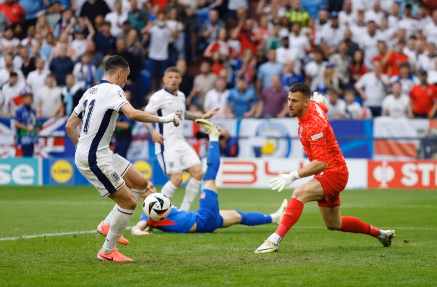 Tình huống ghi bàn trong tư thế việt vị của Phil Foden ở đầu hiệp 2. Ảnh: Reuters