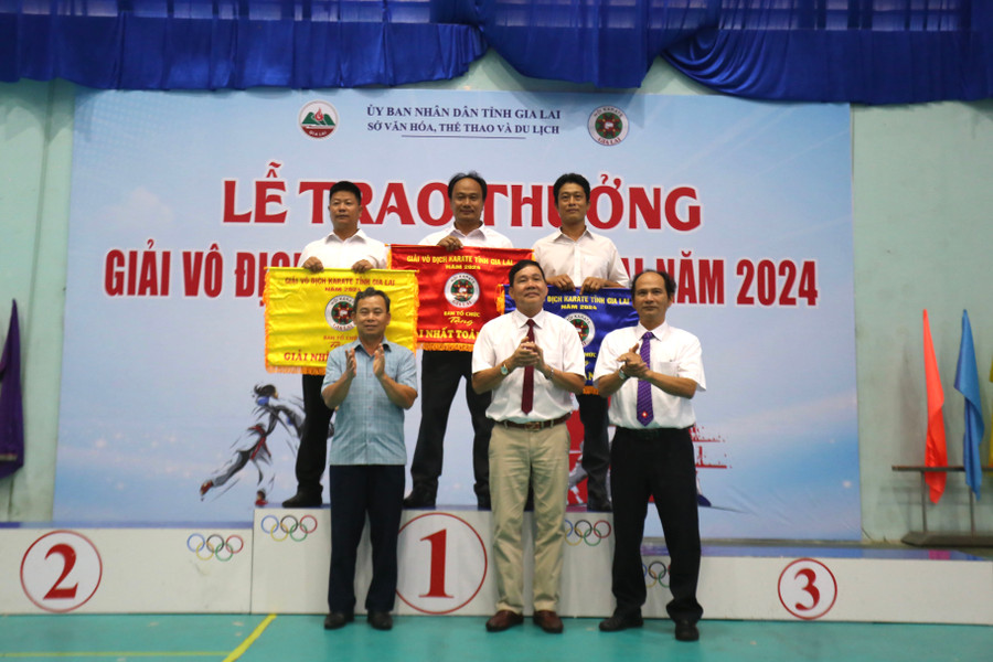 Ban tổ chức trao giải cho các câu lạc bộ đạt thành tích cao ở giải toàn đoàn. Ảnh: Văn Ngọc Ban tổ chức trao giải cho các câu lạc bộ đạt thành tích cao ở giải toàn đoàn. Ảnh: Văn Ngọc