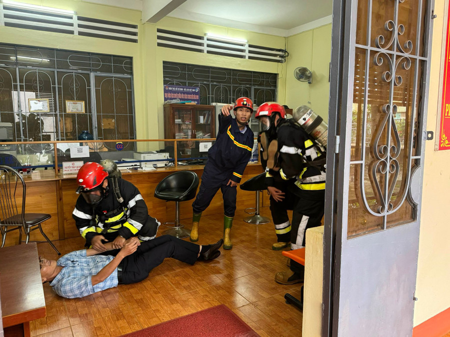 Các lực lượng thực tập đưa người bị nạn đến nơi an toàn. Ảnh: Tuấn Anh