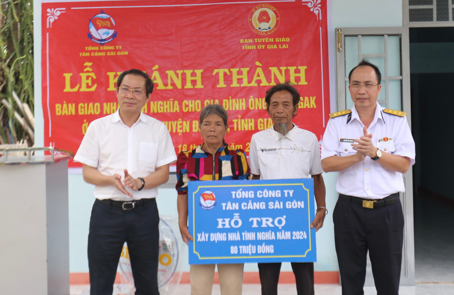 Đại diện lãnh đạo Ban Tuyên giáo Tỉnh ủy và Tổng Công ty Tân Cảng Sài Gòn dự lễ khánh thành căn nhà tình nghĩa của gia đình ông Đinh Gak. Ảnh: Văn Ngọc Đại diện lãnh đạo Ban Tuyên giáo Tỉnh ủy và Tổng Công ty Tân Cảng Sài Gòn dự lễ khánh thành căn nhà tình nghĩa của gia đình ông Đinh Gak. Ảnh: Văn Ngọc