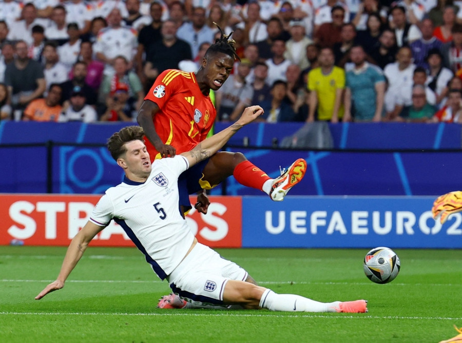 Tây Ban Nha (phải) đã kiểm soát trận đấu tốt hơn. Ảnh: UEFA