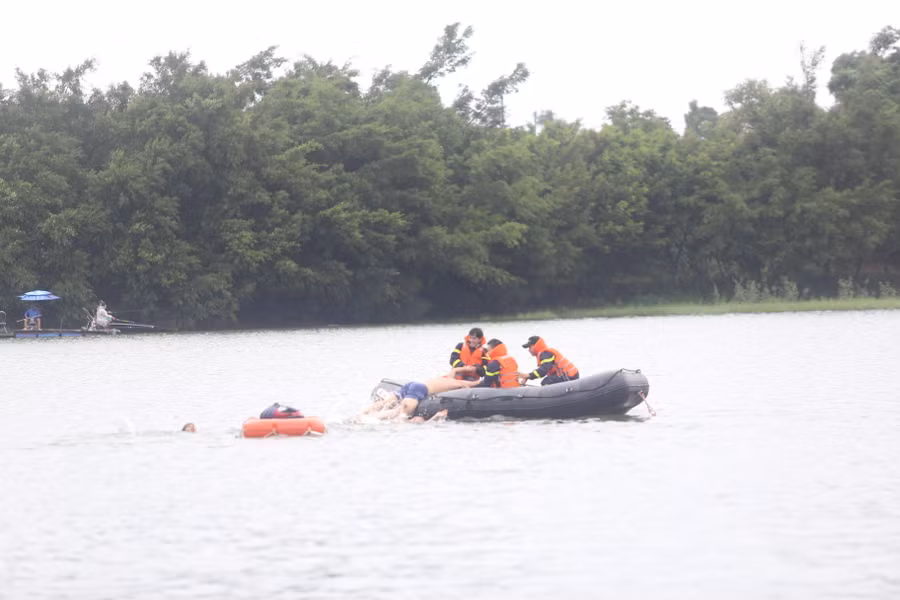 Kịch bản giả định là có người dân đi đánh cá ở giữa lòng hồ bị gặp nạn. Ảnh: Văn Ngọc