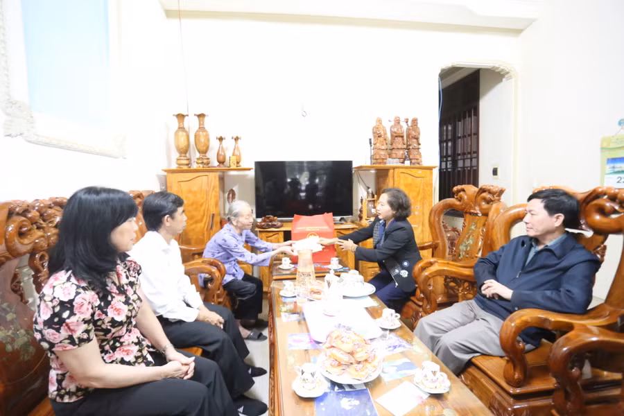 Đoàn công tác thăm hỏi gia đình bà Bùi Thị Lý (thị trấn Ia Kha) là thân nhân liệt sĩ . Ảnh: Văn Ngọc