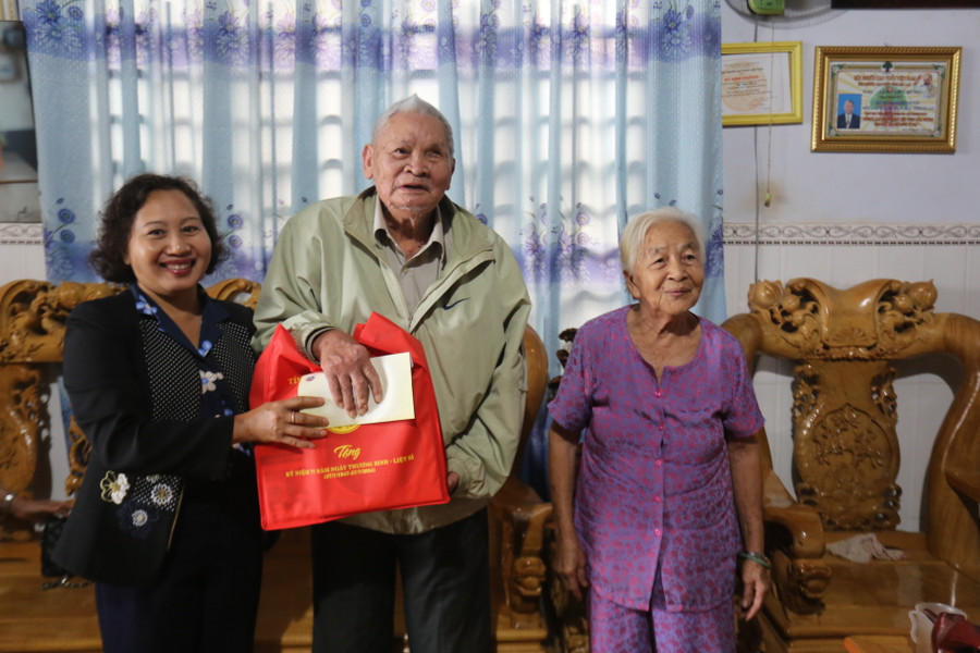 Đoàn công tác đã đến thăm gia đình thương binh Đặng Tiến Hùng ở xã Ia Tô. Ảnh: Văn Ngọc Đoàn công tác đã đến thăm gia đình thương binh Đặng Tiến Hùng ở xã Ia Tô. Ảnh: Văn Ngọc