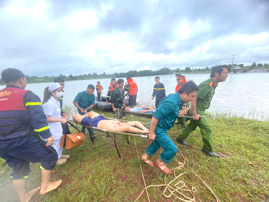 Các lực lượng phối hợp đưa người bị nạn lên bờ an toàn. Ảnh: Văn Ngọc Các lực lượng phối hợp đưa người bị nạn lên bờ an toàn. Ảnh: Văn Ngọc