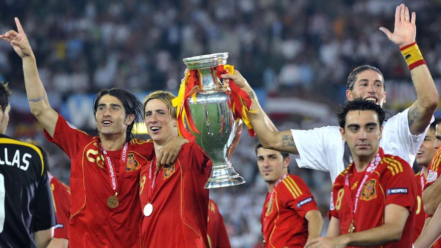 Tây Ban Nha đăng quang ngôi vô địch Euro 2008 sau khi đánh bại người Đức. Ảnh: UEFA Tây Ban Nha đăng quang ngôi vô địch Euro 2008 sau khi đánh bại người Đức. Ảnh: UEFA