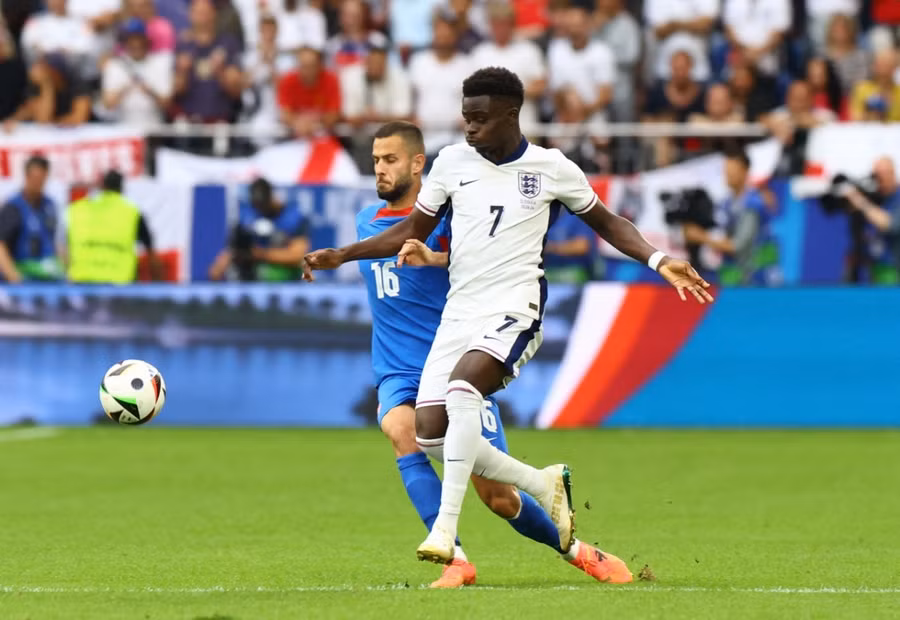 Tam Sư (phải) gặp rất nhiều khó khăn trước hàng thủ đông người của Slovakia. Ảnh: Reuters