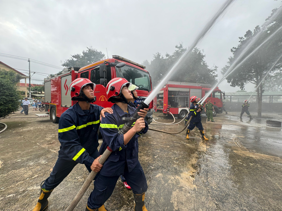 Lực lượng Cảnh sát PCCC và CNCH diễn tập dập lửa tại trụ sở UBND phường Hội Phú. Ảnh: Tuấn Anh