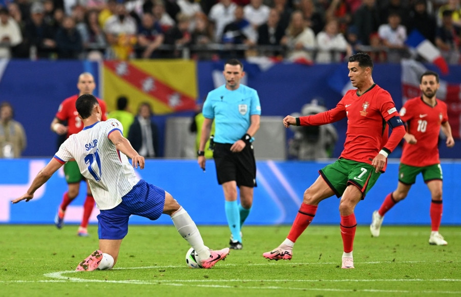 Ronaldo (phải) có một trận đấu mất hút giữa hàng thủ đối phương. Ảnh: UEFA