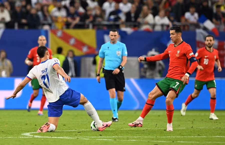 Ronaldo (phải) có một trận đấu mất hút giữa hàng thủ đối phương. Ảnh: UEFA