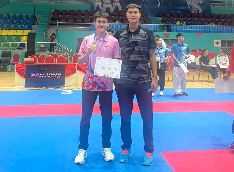 VĐV Ngô Thế Vinh (trái) nhận huy chương vàng ở lứa tuổi trên 18. Ảnh: Công Tuấn VĐV Ngô Thế Vinh (trái) nhận huy chương vàng ở lứa tuổi trên 18. Ảnh: Công Tuấn