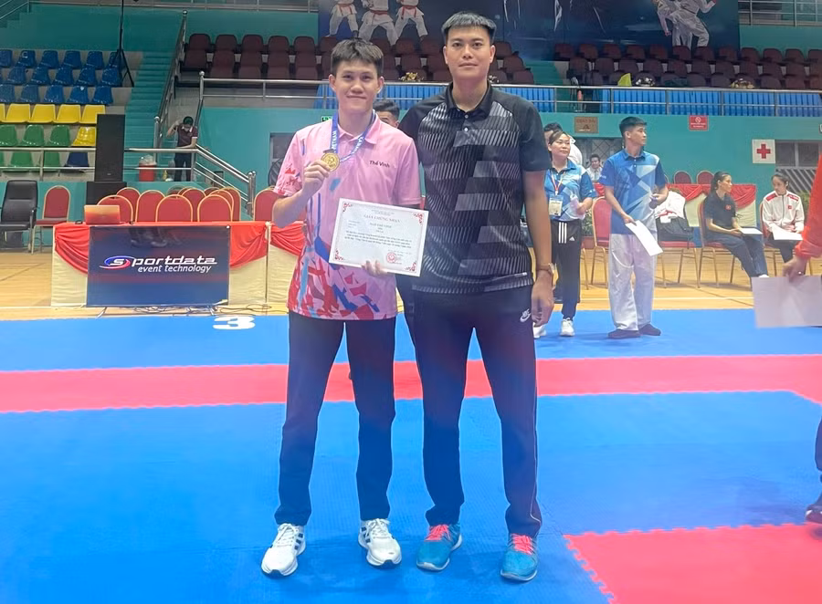 VĐV Ngô Thế Vinh (trái) nhận huy chương vàng ở lứa tuổi trên 18. Ảnh: Công Tuấn