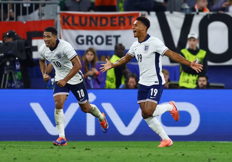 Ollie Watkins ghi bàn thắng vàng giành vé vào chung kết cho Tam Sư. Ảnh: UEFA