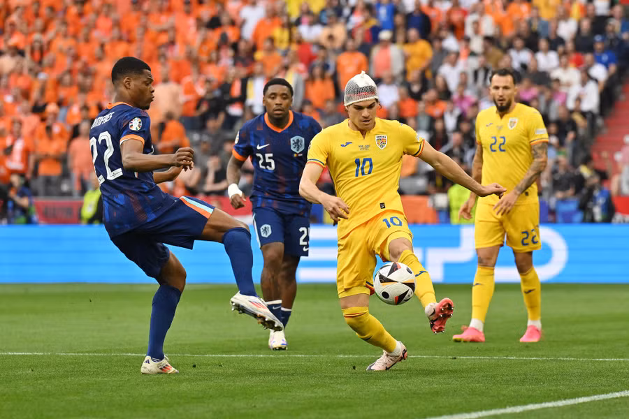 Romania (phải) đã nhập cuộc khá tự tin. Ảnh: UEFA