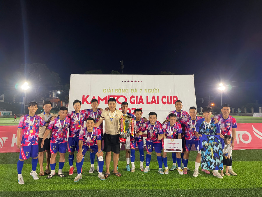 Các cầu thủ Hoài Thu FC đã đăng quang chức vô địch với chiến thắng 2-0 trong trận chung kết. Ảnh: Văn Ngọc Các cầu thủ Hoài Thu FC đã đăng quang chức vô địch với chiến thắng 2-0 trong trận chung kết. Ảnh: Văn Ngọc