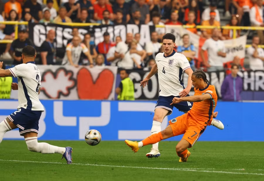 Xavi Simon tung cú dứt điểm trái phá mở điểm cho Hà Lan. Ảnh: UEFA