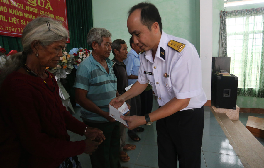 Thượng tá Nguyễn Hữu Mạnh tặng quà các gia đình tại xã Yang Bắc (huyện Đak Pơ). Ảnh: Văn Ngọc Thượng tá Nguyễn Hữu Mạnh tặng quà các gia đình tại xã Yang Bắc (huyện Đak Pơ). Ảnh: Văn Ngọc