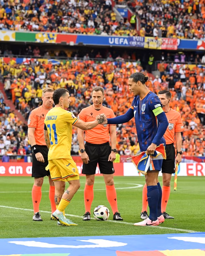 Romania (trái) bị đánh giá thấp hơn khá nhiều trong cuộc đối đầu này dù đã dẫn đầu bảng. Ảnh: UEFA