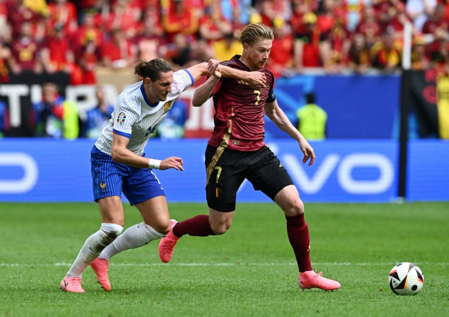 Đội tuyển Bỉ (phải) có những pha tăng tốc tạo áp lực về khung thành của đội tuyển Pháp. Ảnh: UEFA Đội tuyển Bỉ (phải) có những pha tăng tốc tạo áp lực về khung thành của đội tuyển Pháp. Ảnh: UEFA