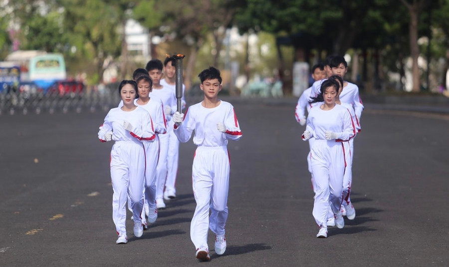 Võ Huy Hoàng (cầm đuốc) là VĐV nổi bật của thể thao Gia Lai. Ảnh: Văn Ngọc
