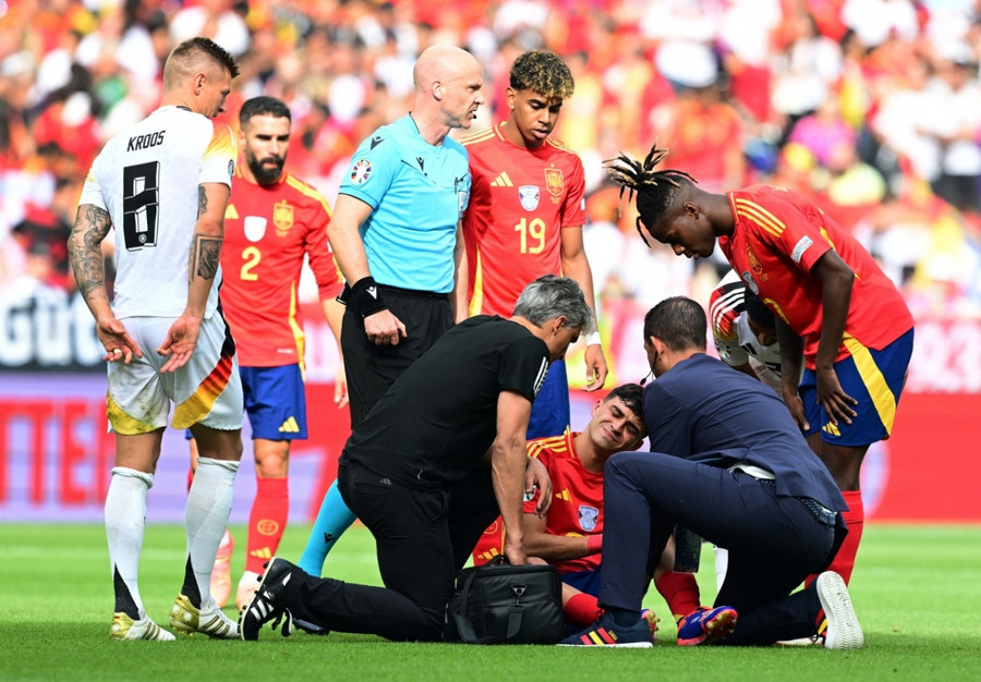 Pedri đã nhận chấn thương từ khá sớm và buộc phải rời sân. Ảnh: UEFA Pedri đã nhận chấn thương từ khá sớm và buộc phải rời sân. Ảnh: UEFA