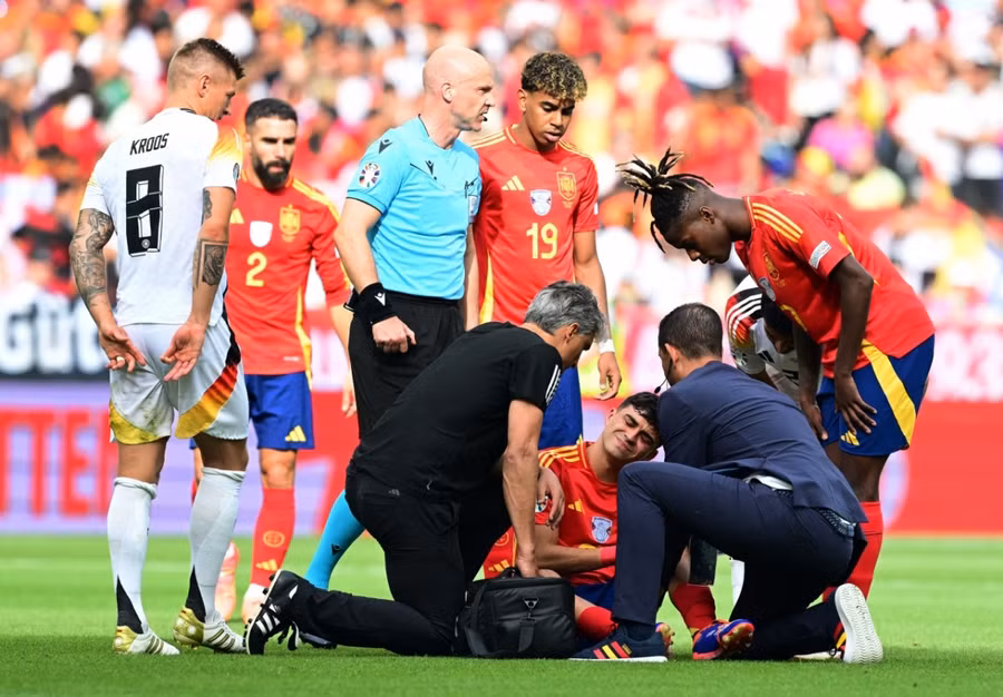 Pedri đã nhận chấn thương từ khá sớm và buộc phải rời sân. Ảnh: UEFA