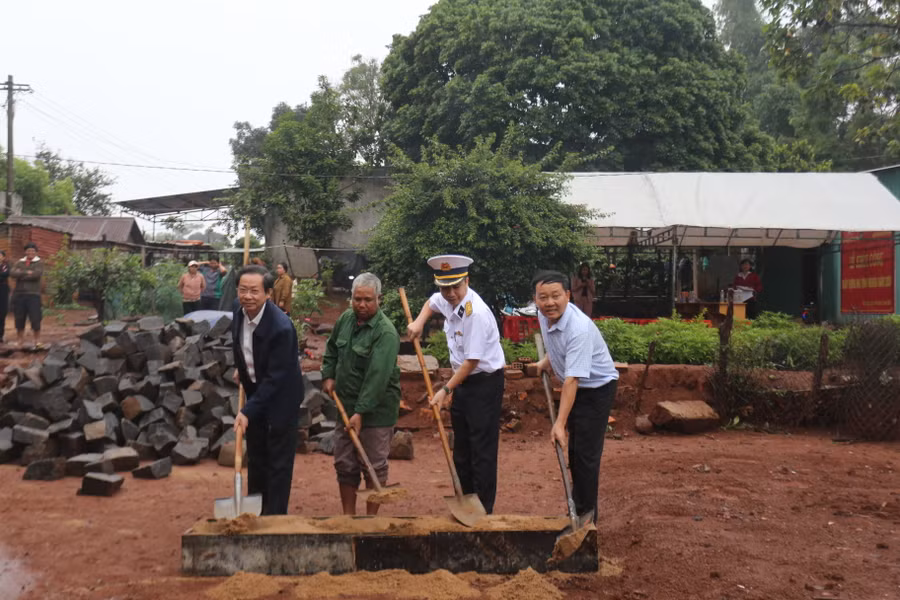 Đoàn công tác đã tiến hành khởi công căn nhà gia đình ông Bi tại xã Kon Thụp (huyện Mang Yang). Ảnh: Văn Ngọc Đoàn công tác đã tiến hành khởi công căn nhà gia đình ông Bi tại xã Kon Thụp (huyện Mang Yang). Ảnh: Văn Ngọc