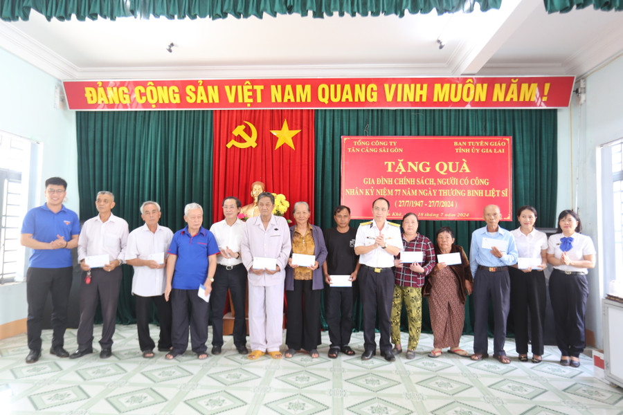 Đoàn công tác trao quà cho 10 hộ gia đình chính sách và có công với cách mạng ở thị xã An Khê. Ảnh: Văn Ngọc Đoàn công tác trao quà cho 10 hộ gia đình chính sách và có công với cách mạng ở thị xã An Khê. Ảnh: Văn Ngọc