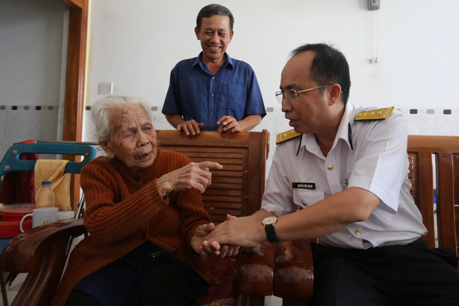 Đoàn công tác đến thăm Mẹ Việt Nam Anh hùng Lê Thị Hàng. Ảnh: Văn Ngọc Đoàn công tác đến thăm Mẹ Việt Nam Anh hùng Lê Thị Hàng. Ảnh: Văn Ngọc