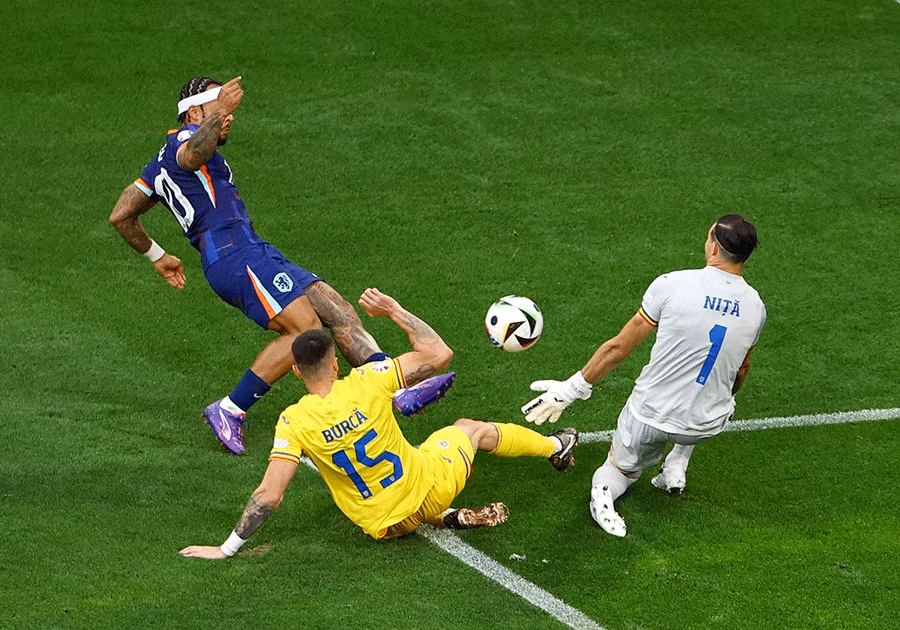 Hà Lan đã tạo được rất nhiều cơ hội về phía khung thành của Romania. Ảnh: UEFA