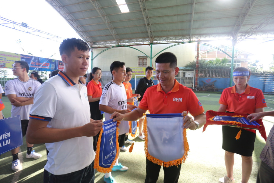 Ban tổ chức trao cờ cho các đội bóng tham gia giải. Ảnh: Văn Ngọc