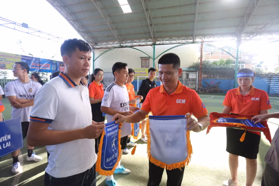 Ban tổ chức trao cờ cho các đội bóng tham gia giải. Ảnh: Văn Ngọc