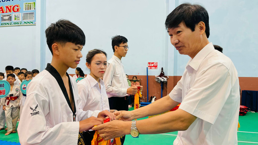 Ban tổ chức tặng cờ cho các câu lạc bộ tham gia giải. Ảnh: Văn Ngọc Ban tổ chức tặng cờ cho các câu lạc bộ tham gia giải. Ảnh: Văn Ngọc