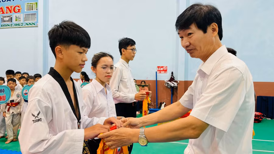 Ban tổ chức tặng cờ cho các câu lạc bộ tham gia giải. Ảnh: Văn Ngọc Ban tổ chức tặng cờ cho các câu lạc bộ tham gia giải. Ảnh: Văn Ngọc