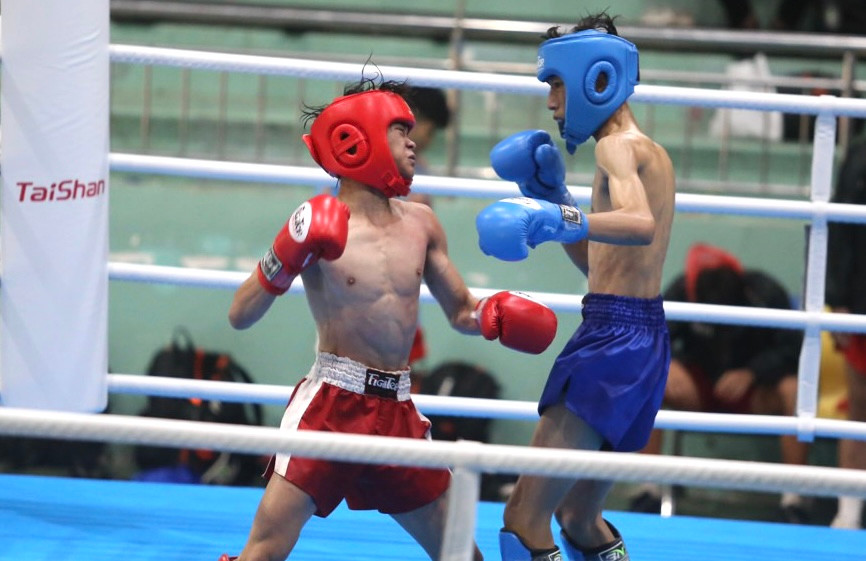 Võ sĩ Võ Huy Hoàng (trái) thể hiện tài năng ở nhiều môn võ khác nhau. Ảnh: Văn Ngọc