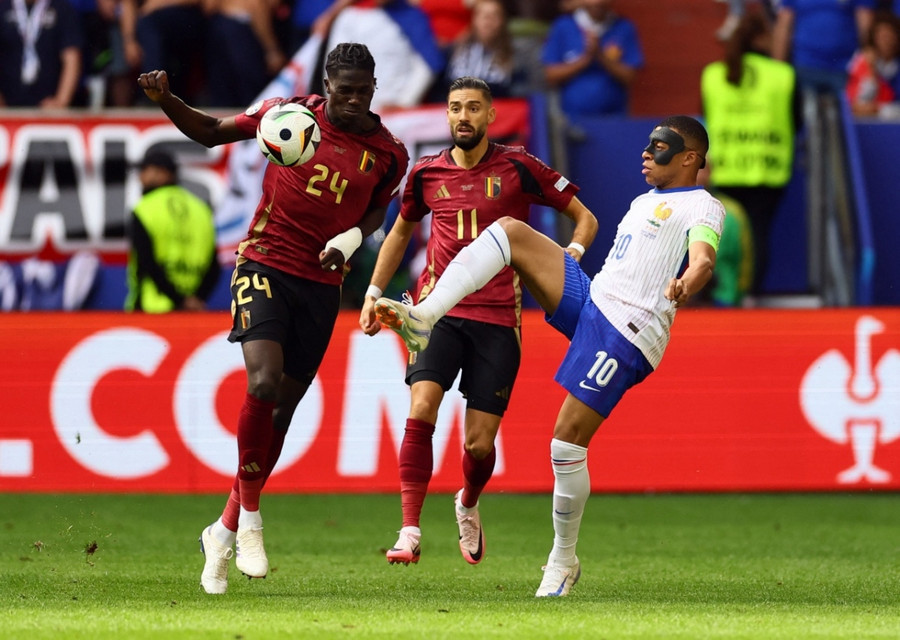Mbappe (bìa phải) luôn bị vây ráp bởi số đông cầu thủ phòng ngự đối phương. Ảnh: UEFA Mbappe (bìa phải) luôn bị vây ráp bởi số đông cầu thủ phòng ngự đối phương. Ảnh: UEFA