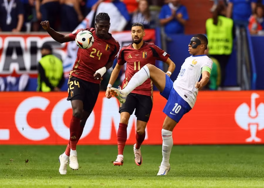 Mbappe (bìa phải) luôn bị vây ráp bởi số đông cầu thủ phòng ngự đối phương. Ảnh: UEFA