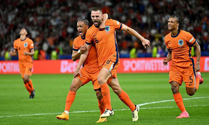 Các cầu thủ Hà Lan vỡ òa với chiến thắng. Ảnh: UEFA