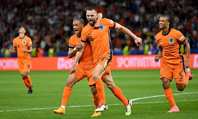 Các cầu thủ Hà Lan vỡ òa với chiến thắng. Ảnh: UEFA