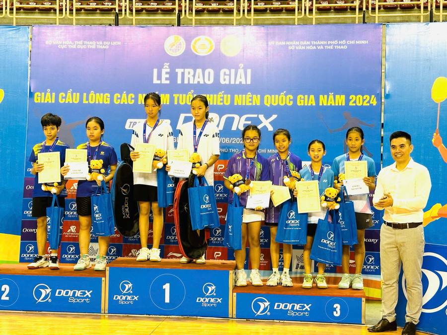 Cặp VĐV nữ của Gia Lai (ngoài cùng trên bục phải) giành huy chương đồng ở nội dung đôi nữ lứa tuổi U13. Ảnh: Văn Hùng