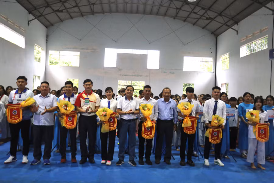 Giải đấu có sự tham gia của hơn 200 VĐV. Ảnh: Văn Ngọc