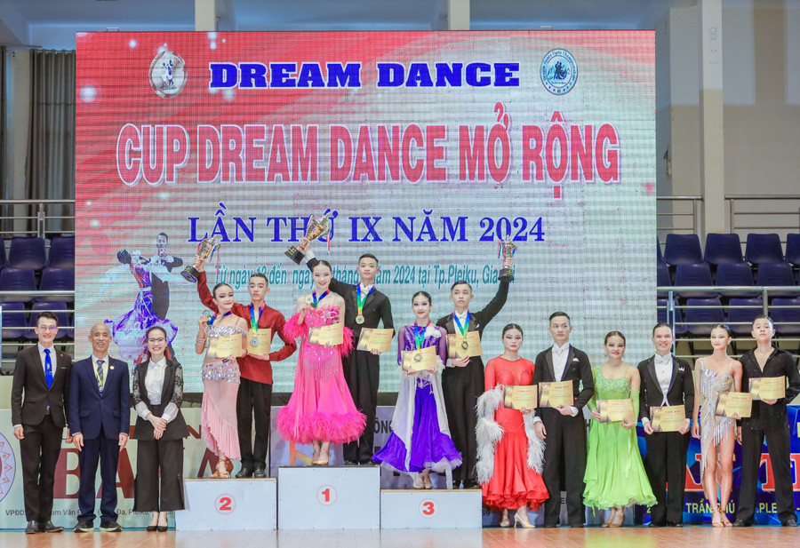 Ban tổ chức đã trao 245 bộ huy chương cho các VĐV xuất sắc. Ảnh: Nam Dũng