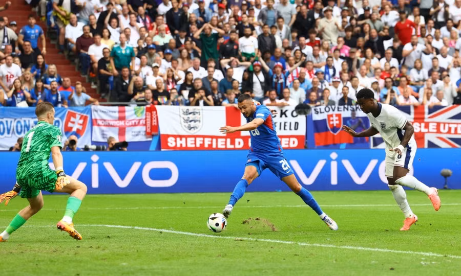 Ivan Schranz mở tỷ số cho Slovakia. Ảnh: Reuters