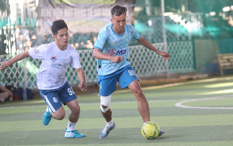 Các đội bóng thi đấu trên mặt sân mini 5 người. Ảnh: Văn Ngọc