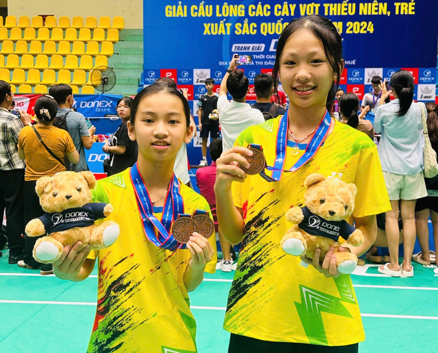 2 nữ VĐV của Gia Lai giành huy chương đồng ở lứa tuổi U13. Ảnh: Văn Hùng 2 nữ VĐV của Gia Lai giành huy chương đồng ở lứa tuổi U13. Ảnh: Văn Hùng