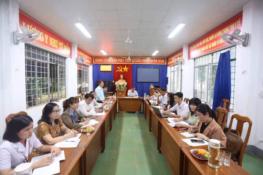 Đoàn giám sát làm việc với TTYT huyện Chư Prông. Ảnh: Văn Ngọc